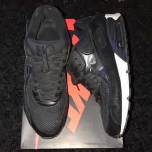 Shoes 👟 Nike air max black And white size 13